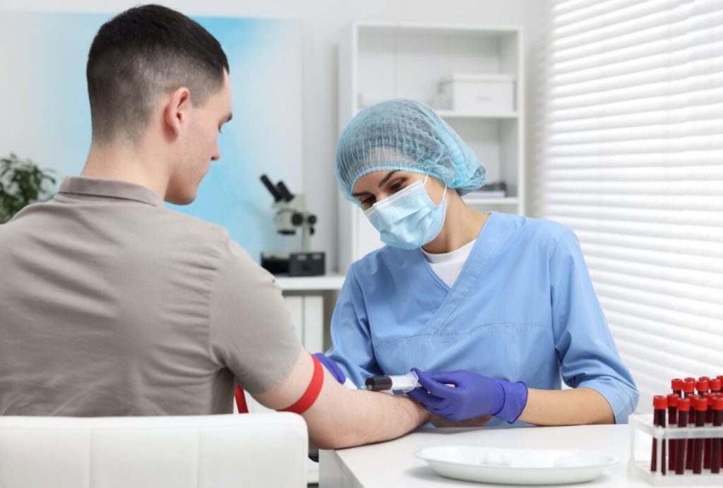 Neuer Bluttest warnt frühzeitig vor Herzinfarkt – Hoffnung für Millionen